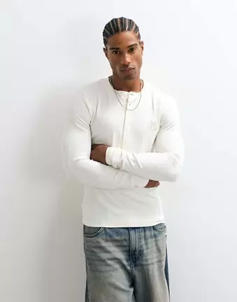 ASOS DESIGN ciężki T-shirt muscle z długim rękawem i zapięciem henley z haftem na piersi w kremowym prążku