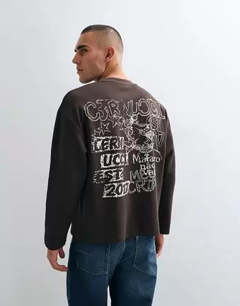 Cernucci T-shirt z długim rękawem i waflową fakturą z grafiką est. 2017 w brązie