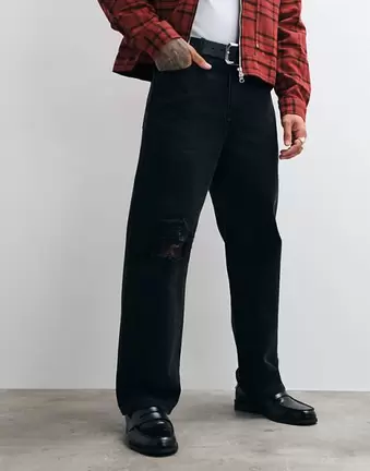 Colt jeansy z denimu selvedge, z prostymi nogawkami i detalem z łatki w tartan, w czarnym spraniu