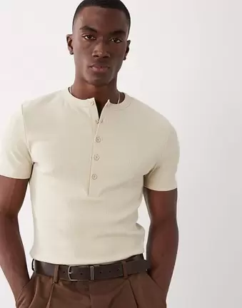 ASOS DESIGN T-shirt o kroju podkreślającym sylwetkę henley w kolorze stone, prążkowany