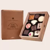Pralinki Elegance na Dzień Nauczyciela w drewnianej skrzyneczce