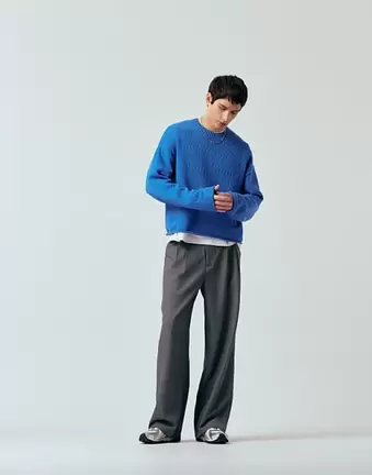 Weekday – Jaskrawoniebieski dzianinowy sweter o luźnym kroju