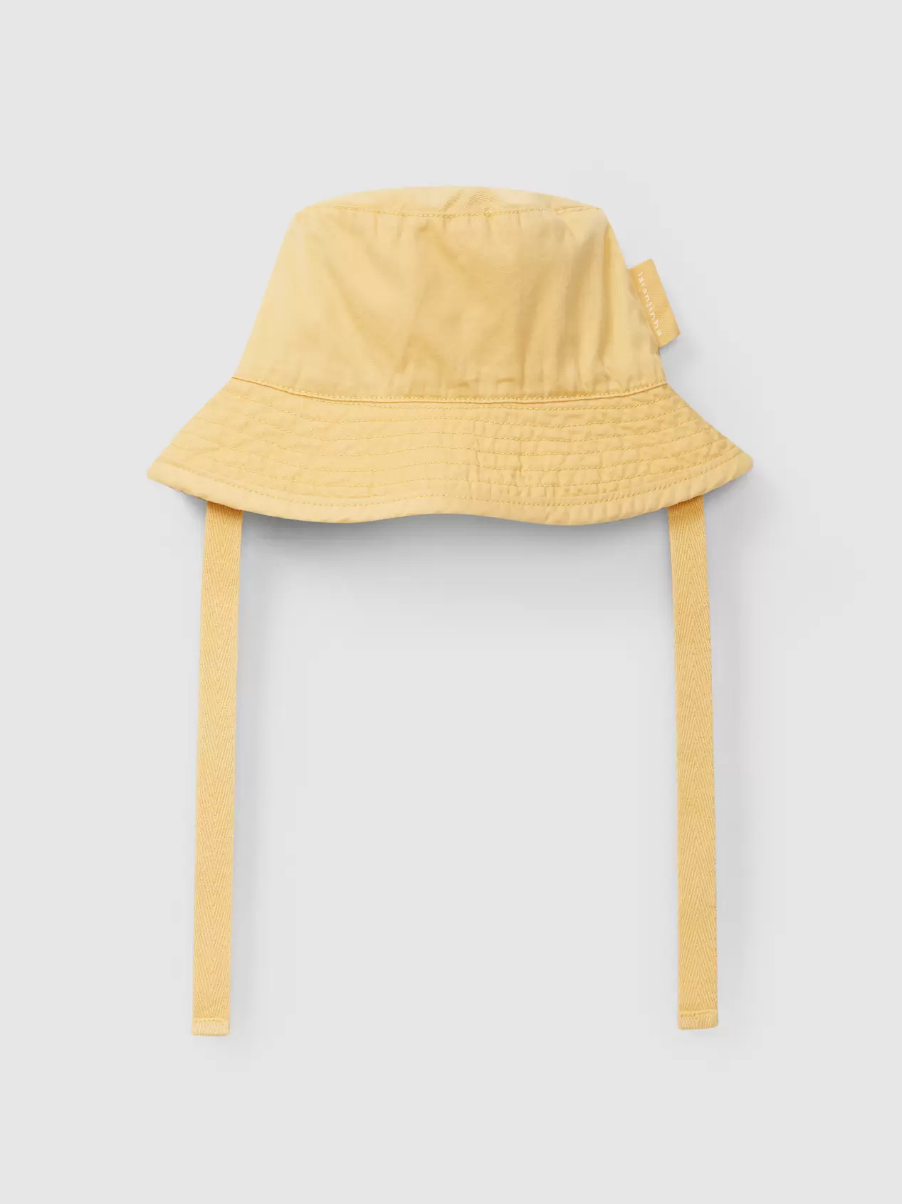 Plain hat with ribbon