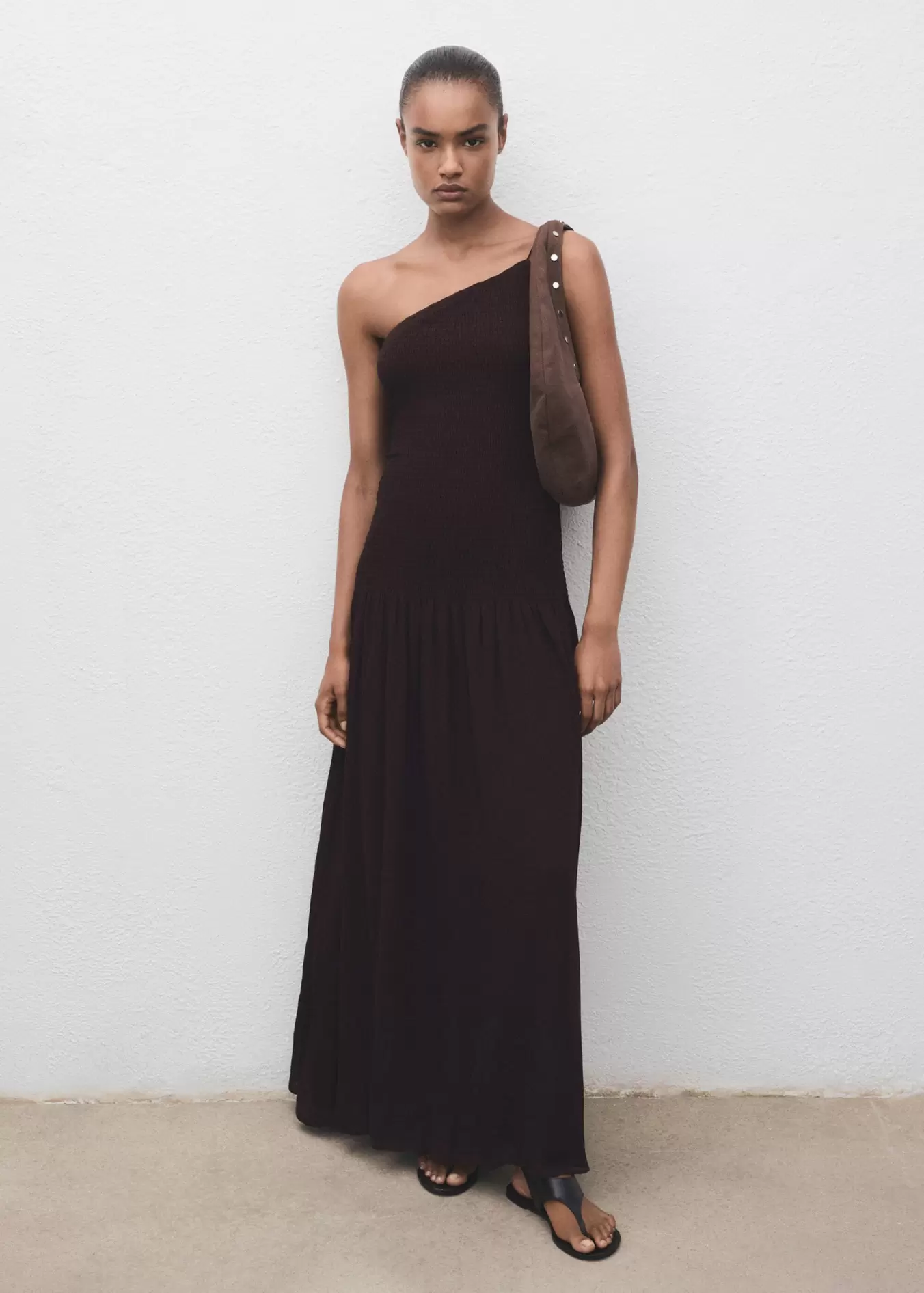 Vestido assimétrico com corpo rufado