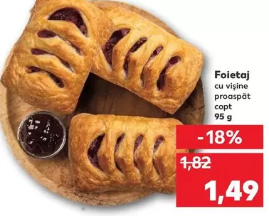 Foietaj cu vișine proaspăt copt
