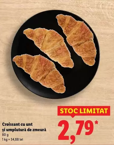 Croissant cu unt şi umplutură de zmeură