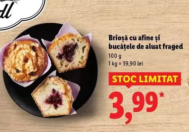 Brioșă cu afine și bucăţele de aluat fraged