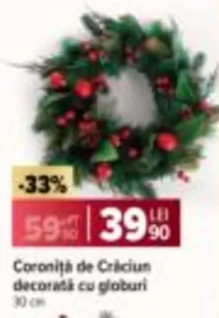 Coroniță de Crăciun decorată cu globuri
