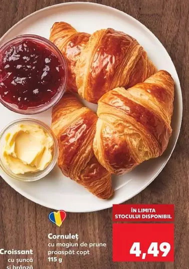 Cornuleț cu magiun de prune proaspăt copt