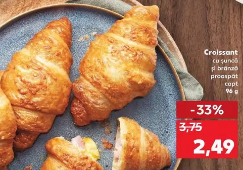 Croissant cu suncă și brânză proaspăt copt