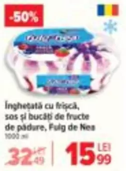 Înghețată cu frișcă, sos și bucăți de fructe de pădure