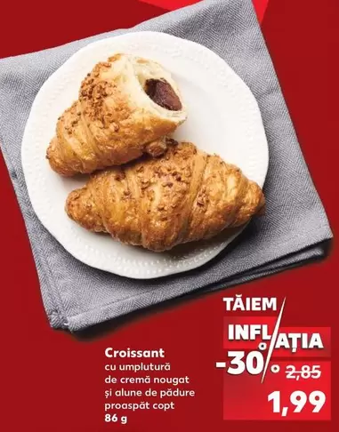 Croissant cu umplutură de cremă nougat și alune de pădure proaspăt copt