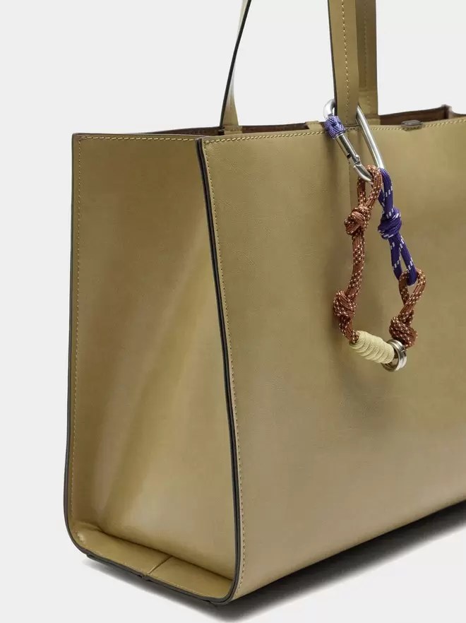 Shopper bag with pendant