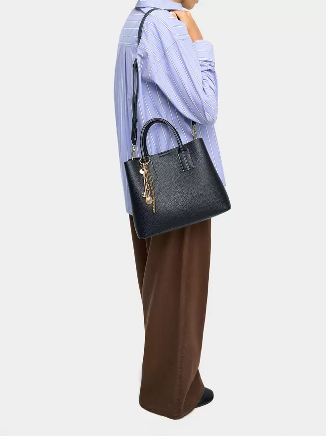 Tote bag with texture