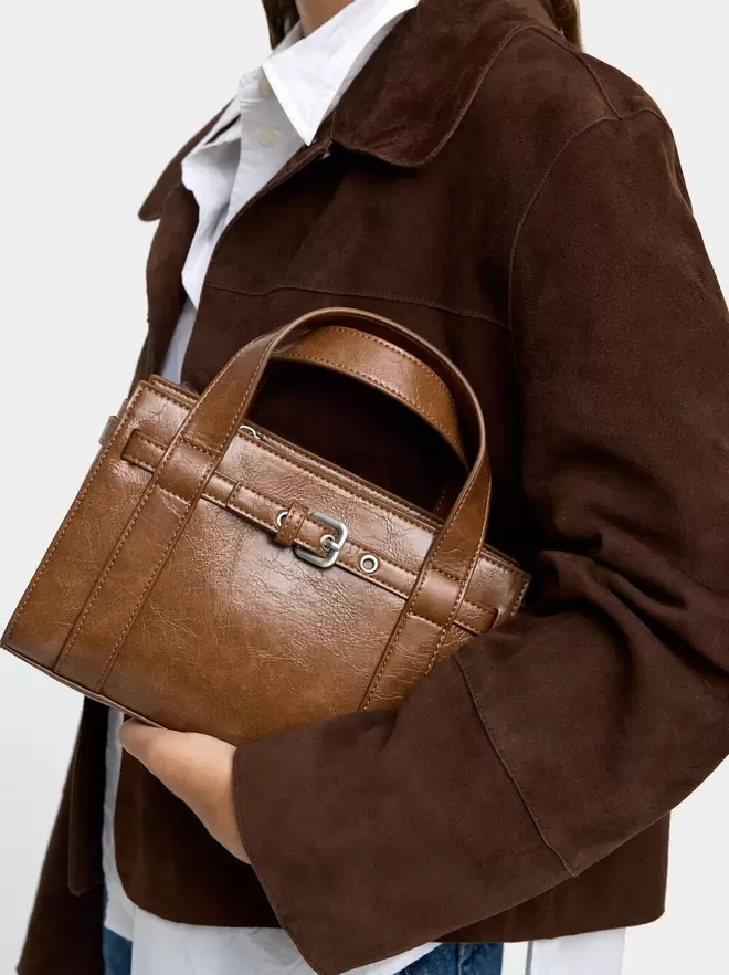 Tote bag with buckle
