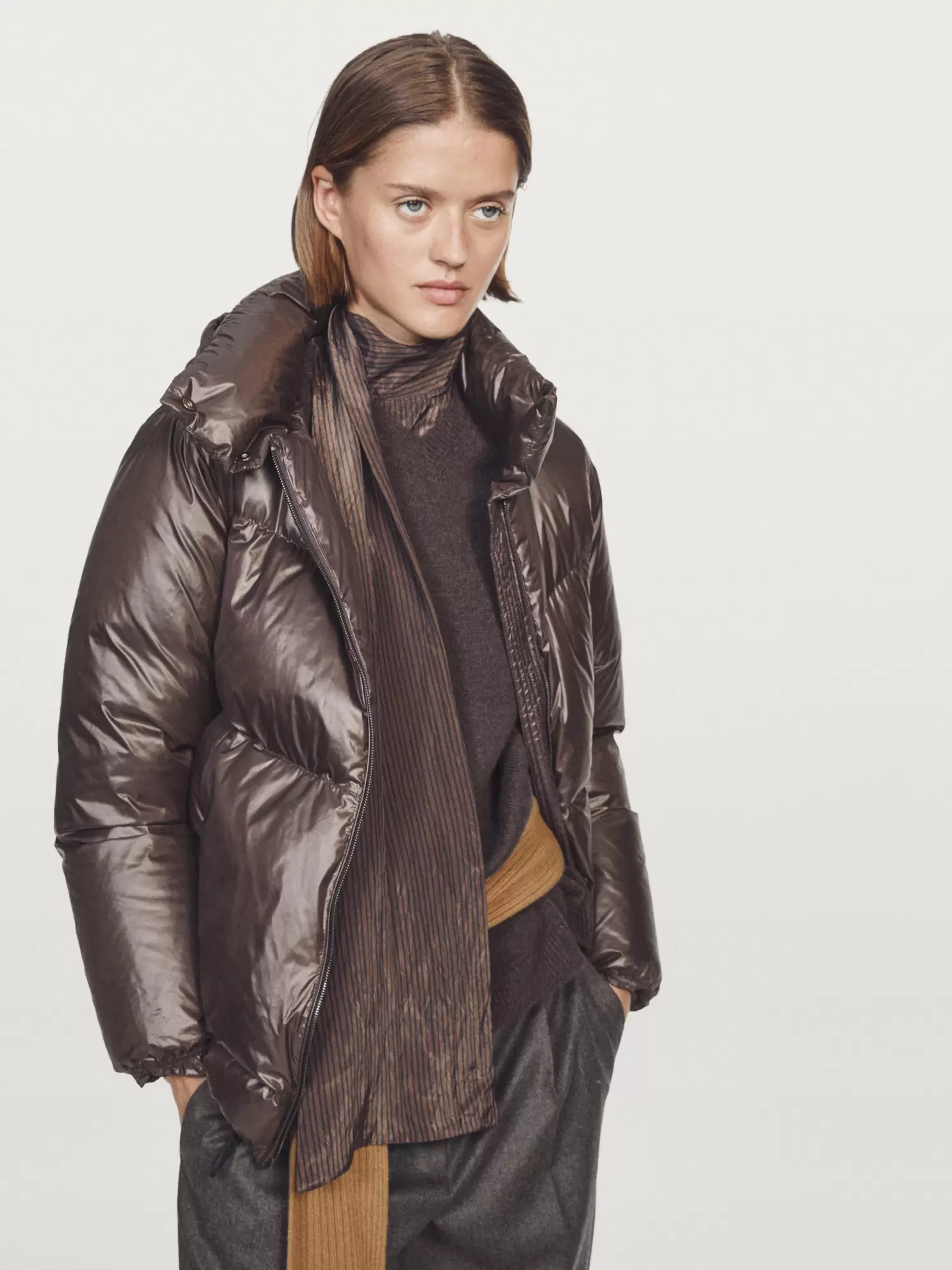 Water-repellent puffer jacket with detachable hood
