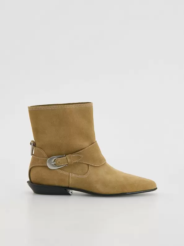 Ghete scurte din piele întoarsă cu cataramă