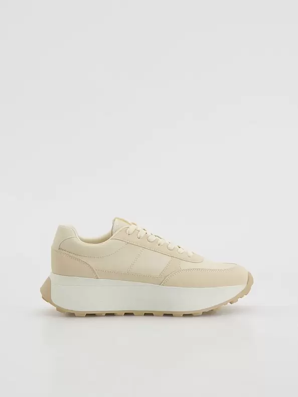 Adidași cu talpă lată