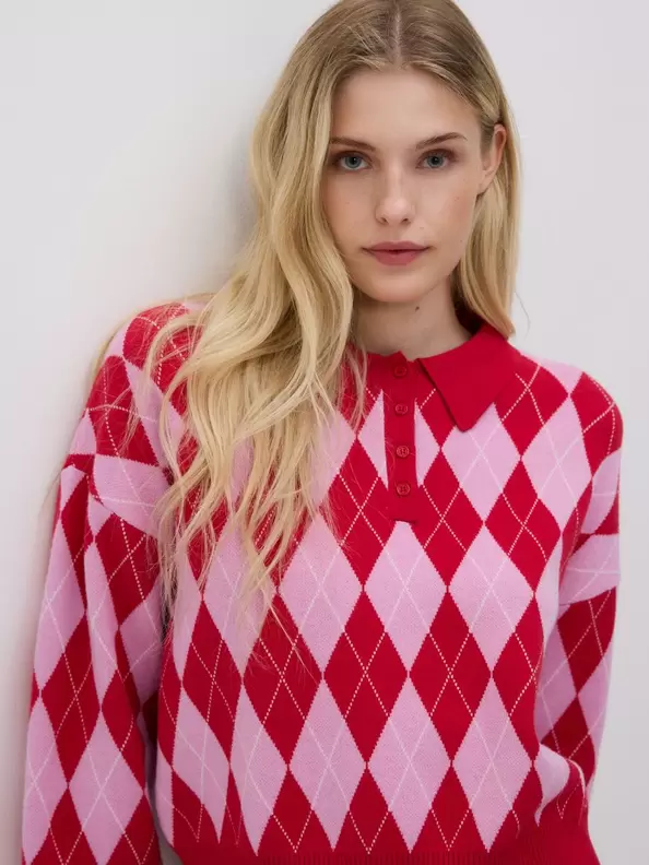 Pulover cu model și guler