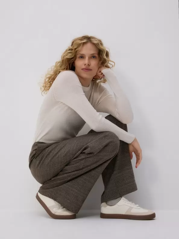 Pantofi sport cu conținut ridicat de piele