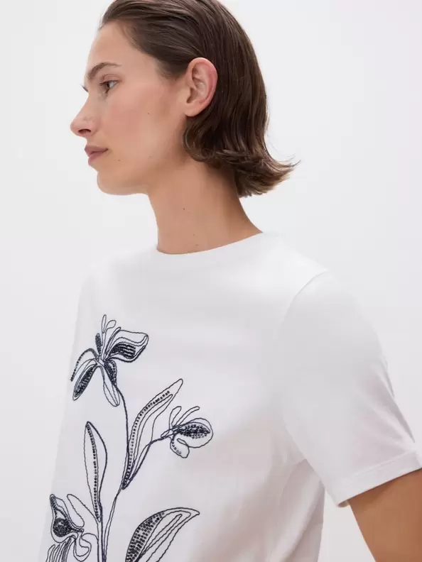 Tricou cu model brodat