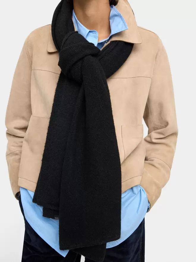 Plain scarf with ribbed edges