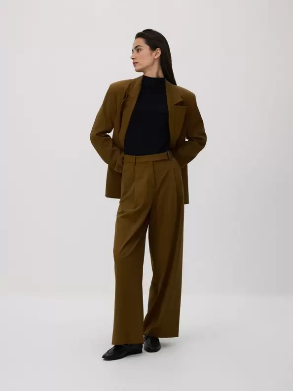 Pantaloni plisați, cu croi larg