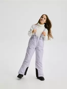 Pantaloni izolați cu bretele