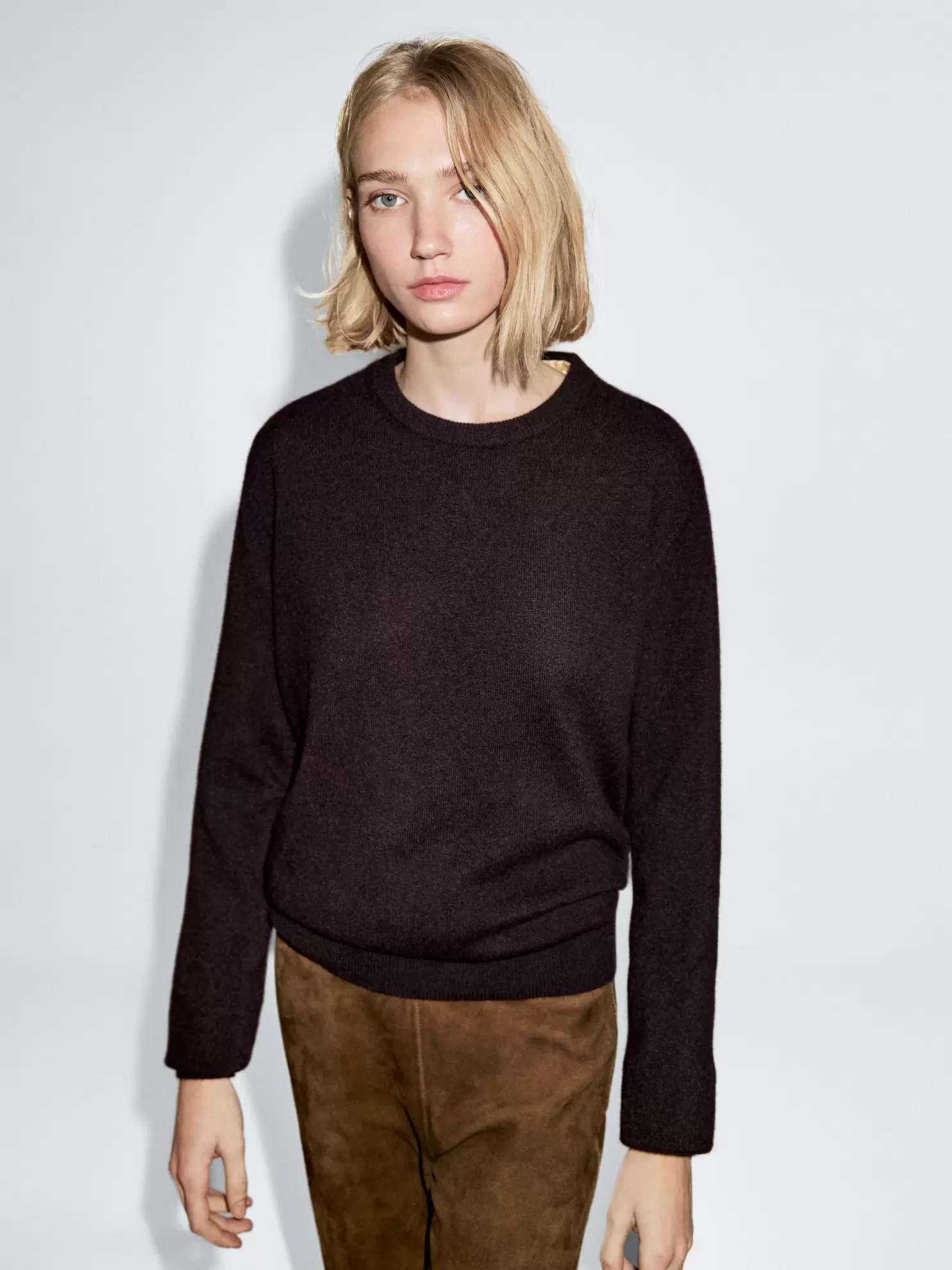 Cashmere knit sweater with a crew neck