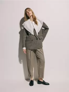 Sacou cu două rânduri de nasturi și adaos de lână