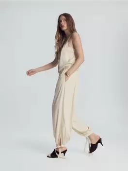 Pantaloni cu șnururi la tivul pantalonilor