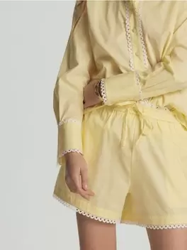 Shorts cu inserţie decorativă