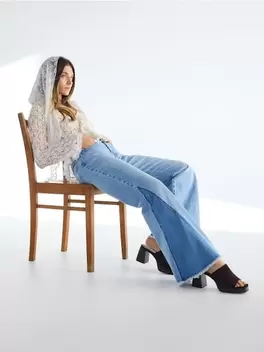 Blugi flare din materiale combinate