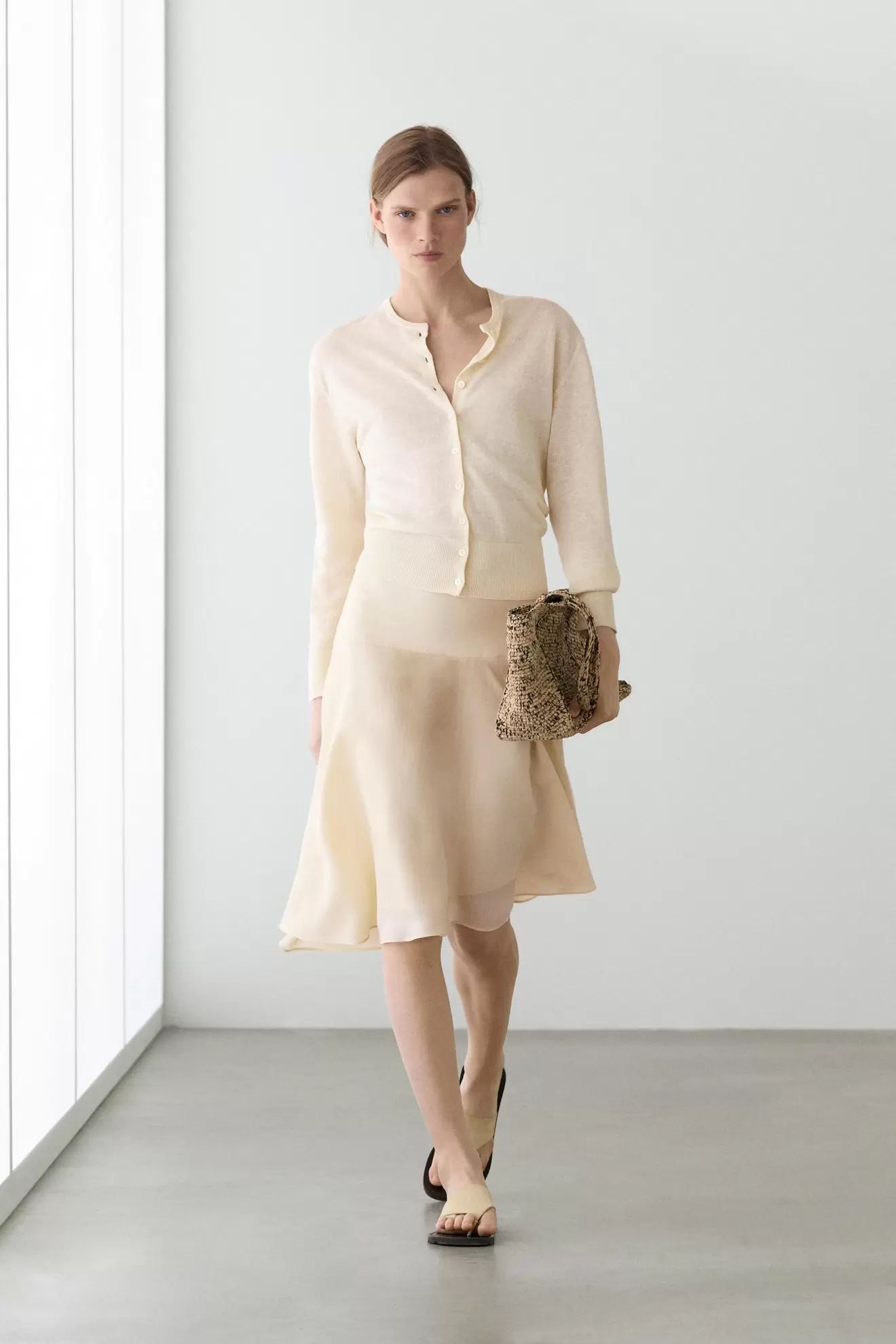 Linen knit cardigan with buttons