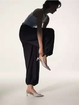 Pantofi cu toc și detaliu decorativ