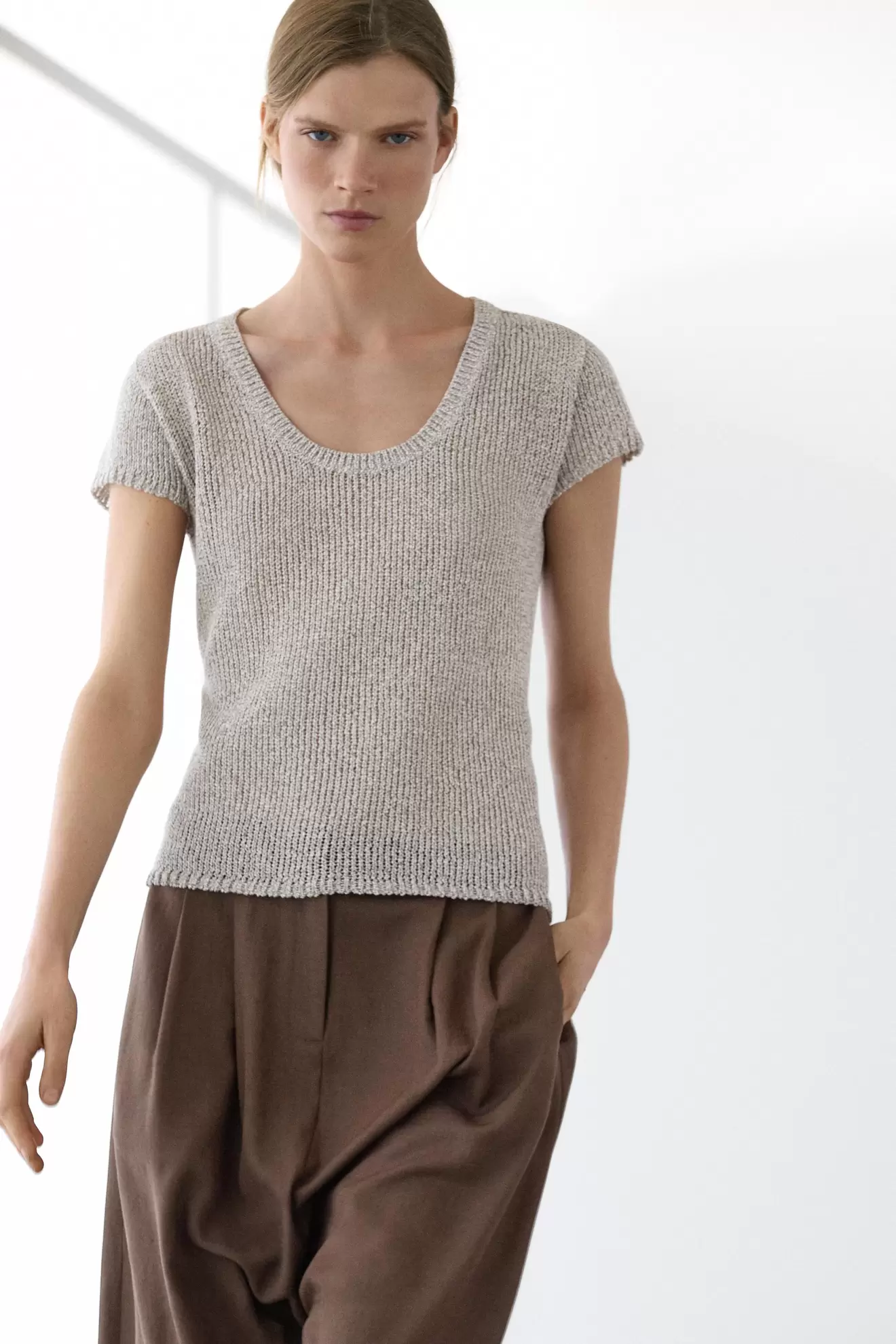 Short sleeve knit sweater with thread detail