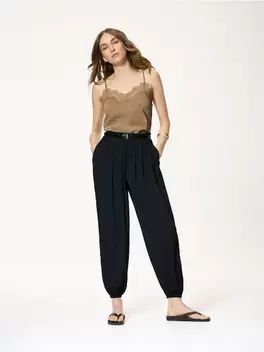 Pantaloni cu curea