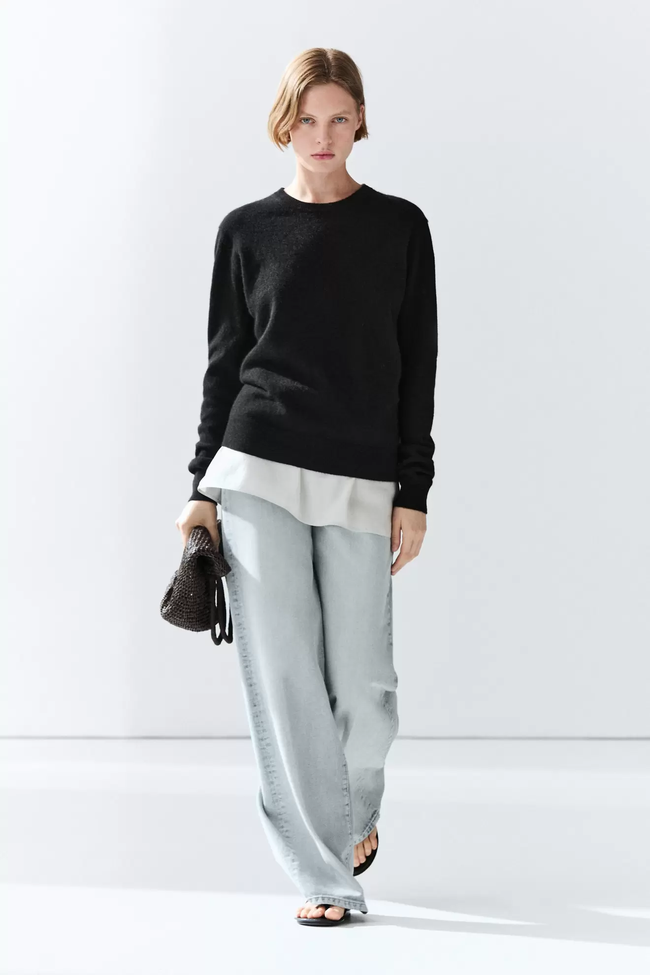 Cashmere knit sweater with a crew neck