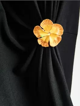 Rochie cu detaliu decorativ