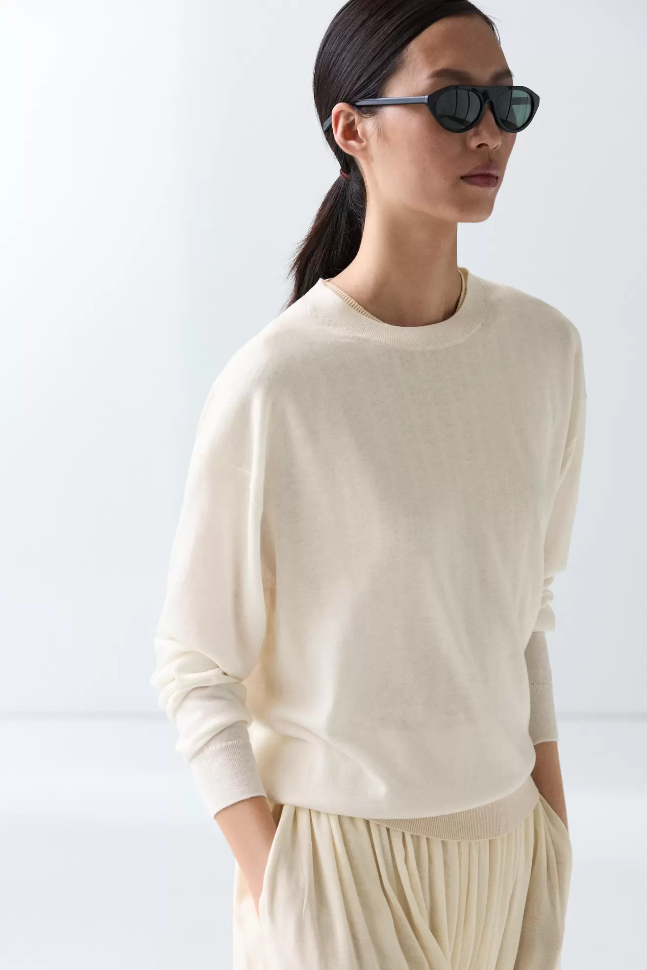 Fine knit round neck sweater