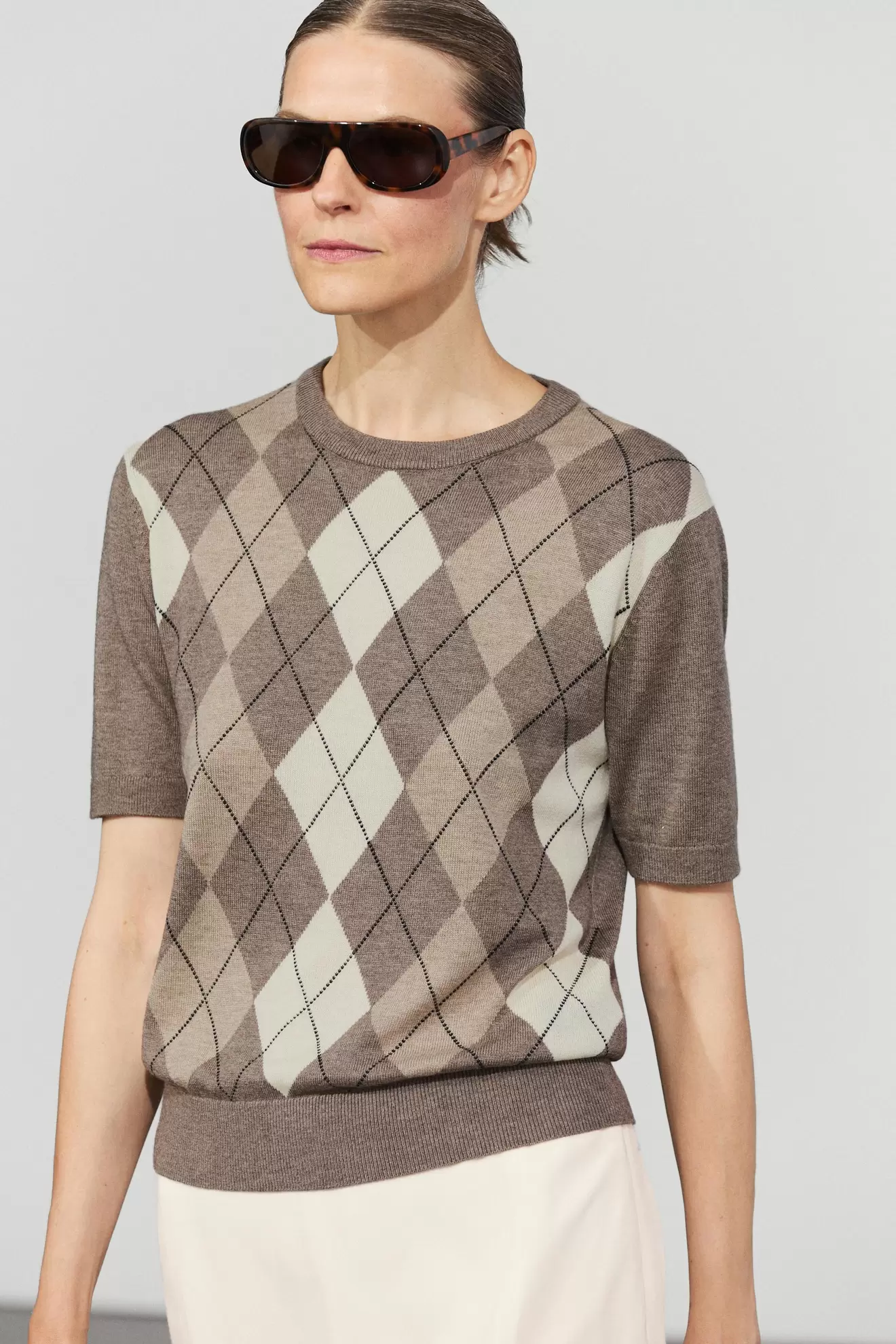 Short sleeve diamond-pattern sweater
