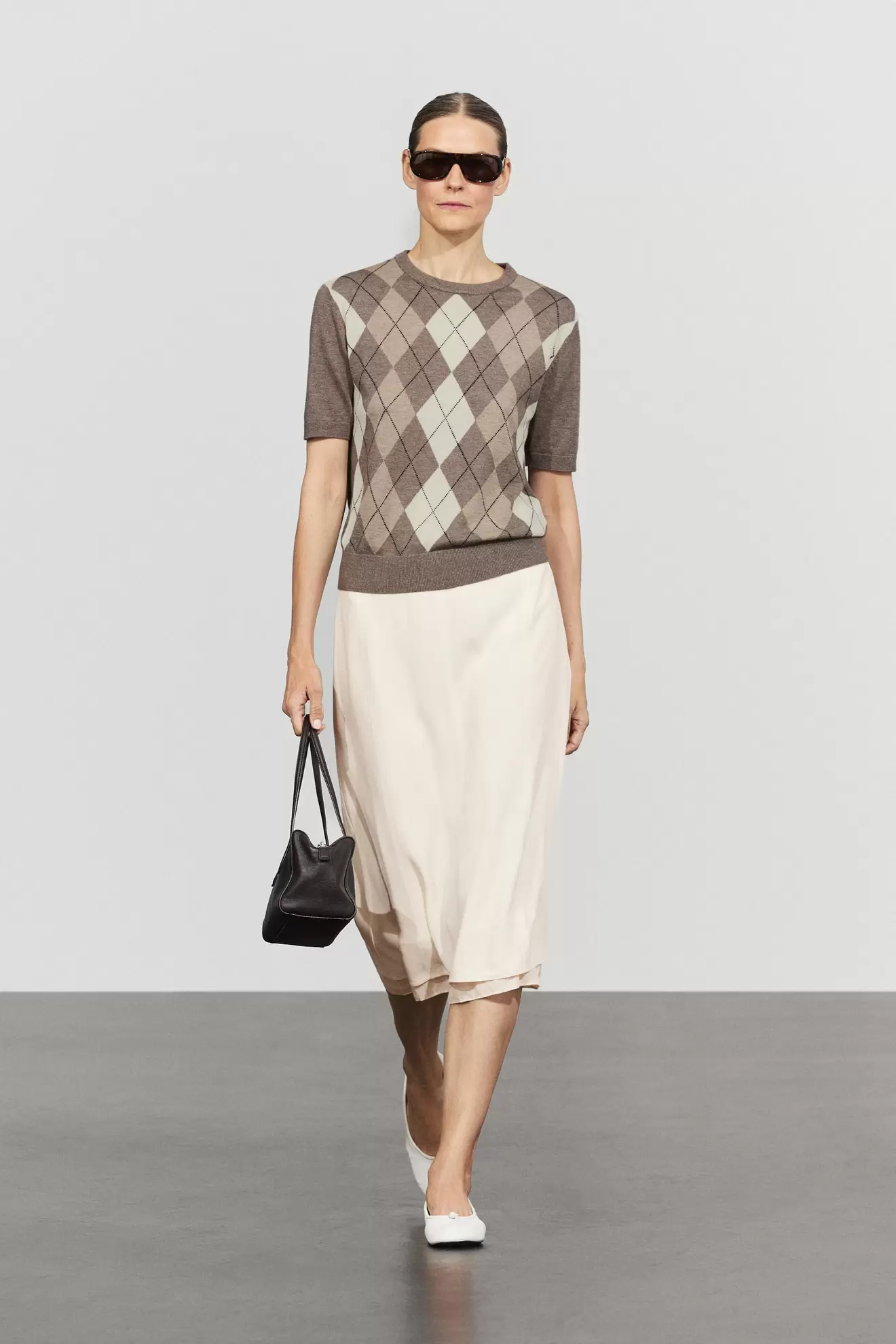 Short sleeve argyle pattern sweater