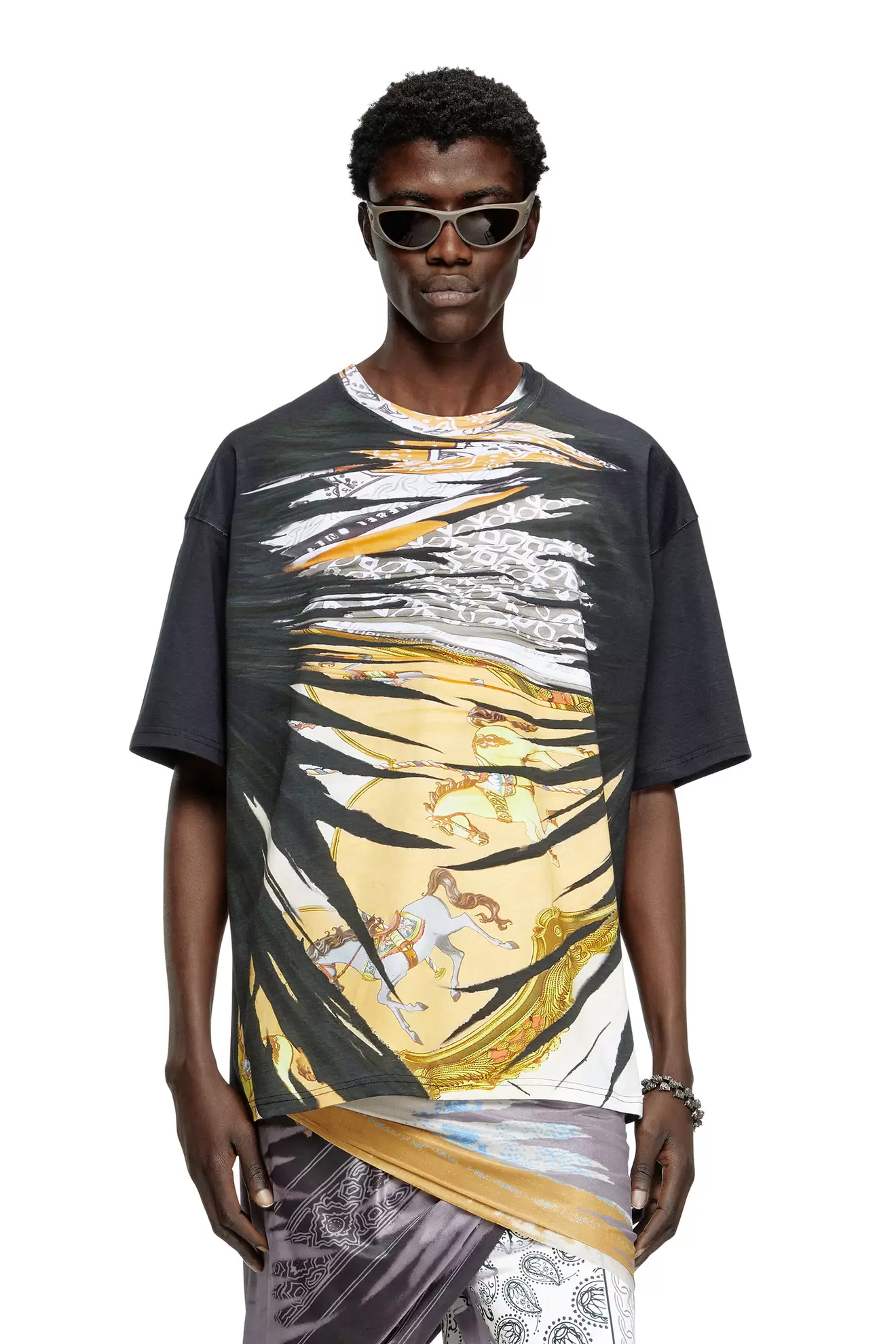 T-shirt with regal bandana print