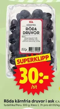 Röda kärnfria druvor i ask
