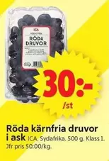 Röda kärnfria druvor i ask