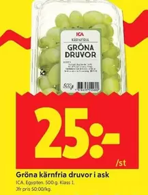 Gröna kärnfria druvor i ask
