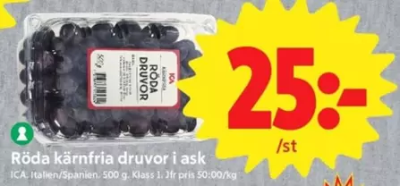 Röda kärnfria druvor i ask