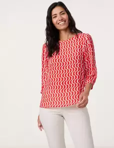 Flowing blouse with buttons at the back