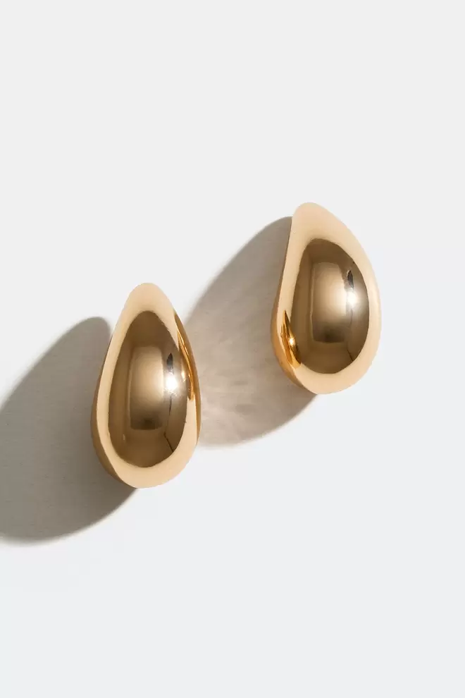Små guldfärgade droppformade örhängen