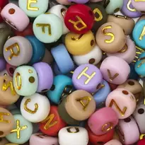 130 färgglada bokstavspärlor A–Z med guldiga bokstäver, Ø7 mm